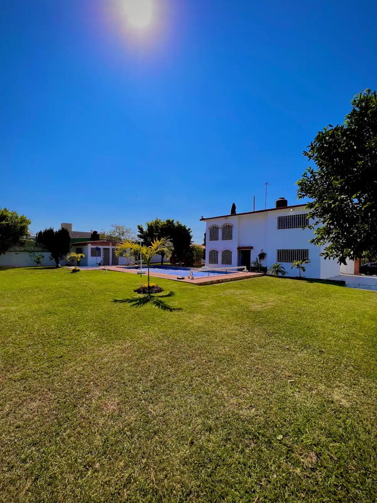 Vista de la casa y la alberca desde el jardín